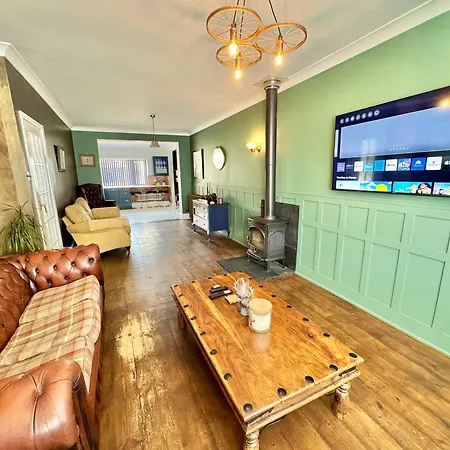 5 Bedroom House - Large Garden With Hot Tub - Sleeps 11 - Close To Beach - Free Parking-3