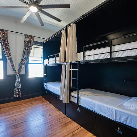 Howzit Hostels Hawaii-3