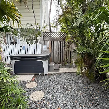Ibis Suite | Bright Hideaway, Hot Tubs, Steps From Duval!-2