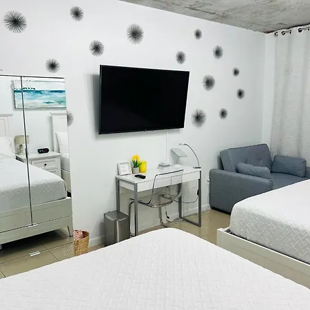 Classy 2Bd 2Bth At Midblock With Free Parking-3