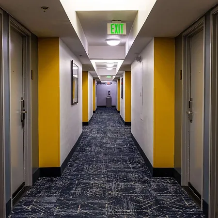 Comfort Inn & Suites Near Universal - N Hollywood - Burbank-3