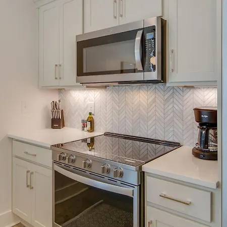 Stylish East Nash Retreat, Walk To Local Favorites, Sleep 10 With Smart Tvs, Workspace & Fast Wifi, Attached Garage & Full Kitchen, Walk To Mas Tacos, Drive 10 Min To Downtown Broadway, 24 Hr Hospitality-2