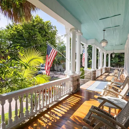 Classic Queen - Curry Mansion With Heated Pool-3