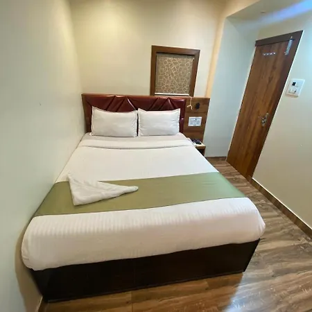 Deluxe Inn - Near Kokilaben Dhirubhai Ambani Hospital-3