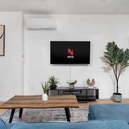 Luxury 2-Bedroom Oasis At College & Bathurst-3