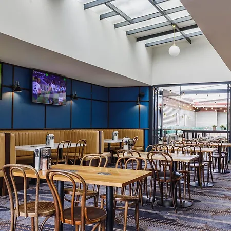 The Lakes Hotel, Rosebery-2