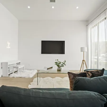 Modern High End High Ceiling 3Bd Central La-3