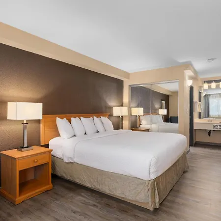 Ramada By Wyndham Portland-3