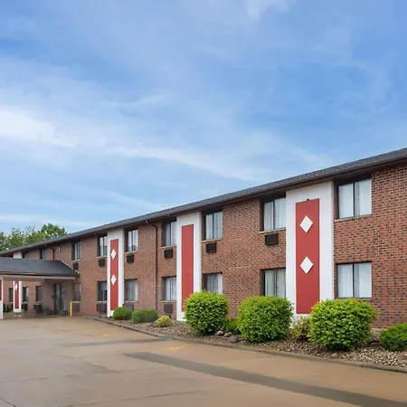 Ramada By Wyndham Cedar Rapids South-3