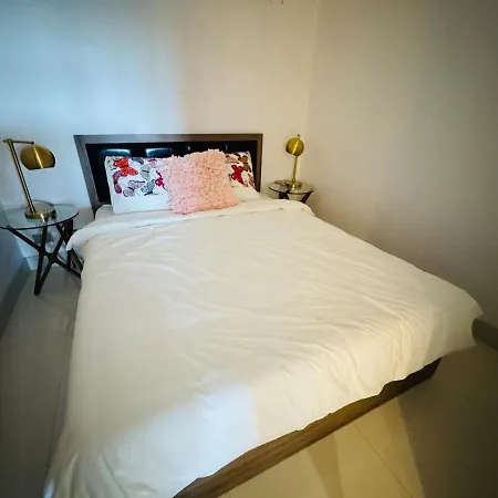 Luxury 6Beds Waterfront Retreat-3
