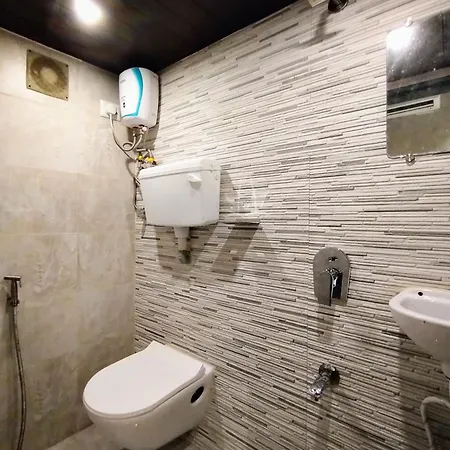 Hotel Eros - Nr Airport T2-3