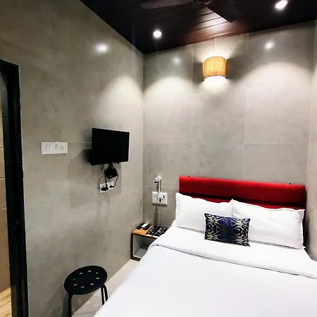 Hotel Eros - Nr Airport T2-2