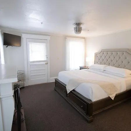 Inn On Charlotte Boutique Hotel-2