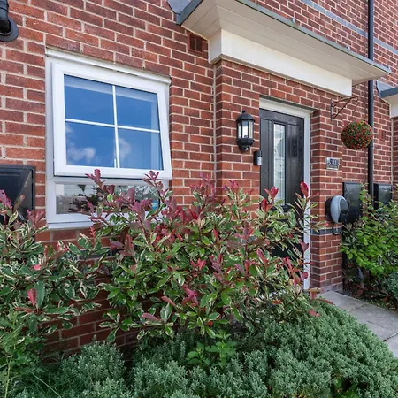 Walk To Airport - 3 Bedrooms X2 Driveway - Ev Charging - Washer & Dryer-3
