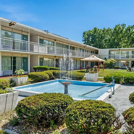 Howard Johnson By Wyndham Albany-3