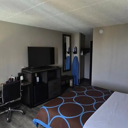 Super 8 By Wyndham Laredo-2