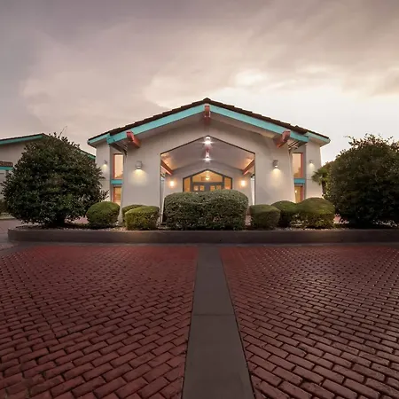 Howard Johnson By Wyndham Columbus Fort Benning-3
