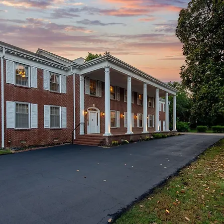 6 Private Suites! Game Room, Living Room-The Beland Mansion-3