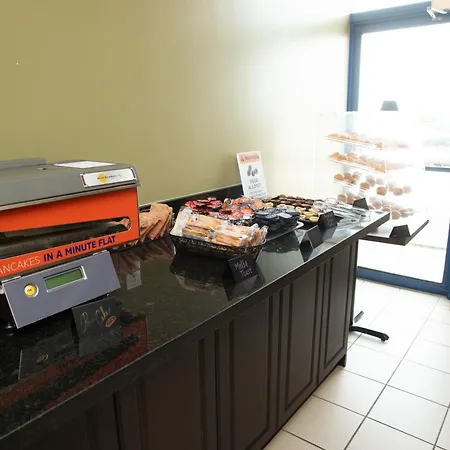 Super 8 By Wyndham Mississauga-2