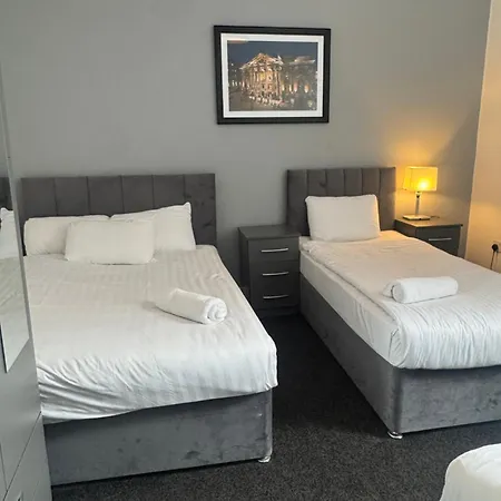 4 Bedroom Large & Modern Private House Central Location-2