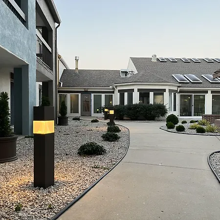 Orangewood Inn & Suites Kansas City Airport-3