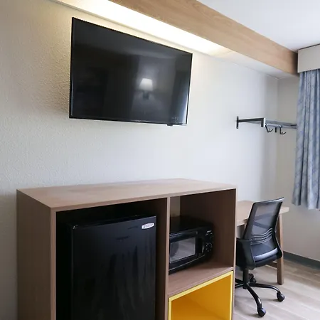 Days Inn By Wyndham Flint/Bishop International Airport-2