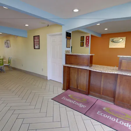 Econo Lodge At Military Circle-2
