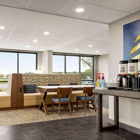 Hampton Inn Kansas City - Airport-3