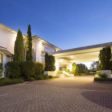 Ramada By Wyndham Diplomat Canberra-3