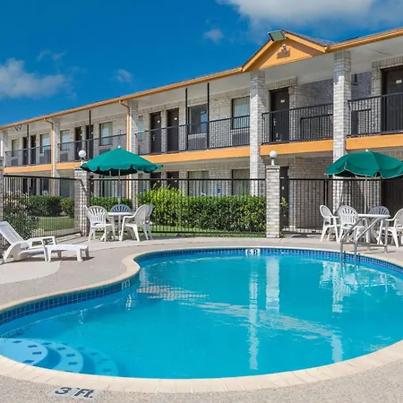 Days Inn Windcrest By Wyndham San Antonio-3