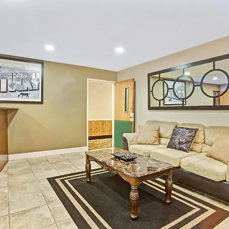 Super 8 By Wyndham Louisville Airport-2