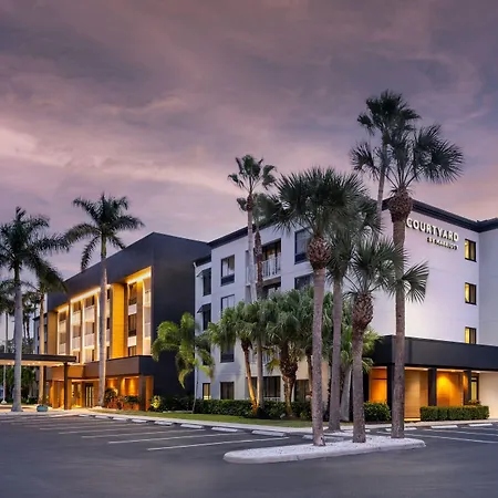 Courtyard By Marriott - Naples-3