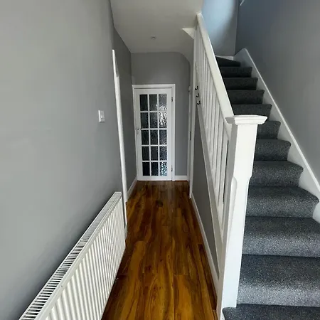 Westwick Gardens Retreat - 4 Bedroom House-3