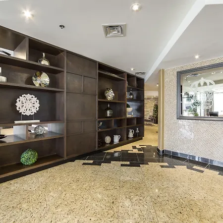 Monte Carlo Inn Airport Suites-3