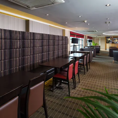 Holiday Inn Express London Luton Airport By Ihg-3