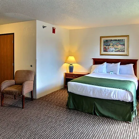 Days Inn & Suites By Wyndham Traverse City-3