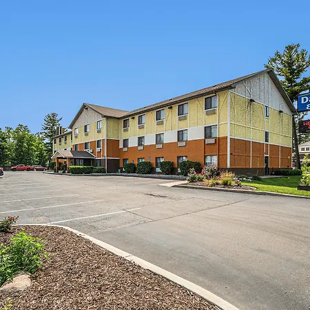 Days Inn & Suites By Wyndham Traverse City-2