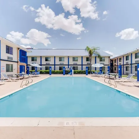 Days Inn & Suites By Wyndham Laredo-2