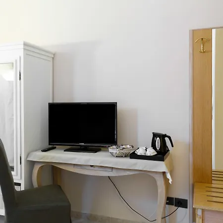 Leone X Guest House-2