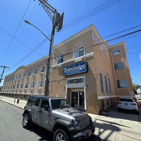 Travelodge By Wyndham Queens-3