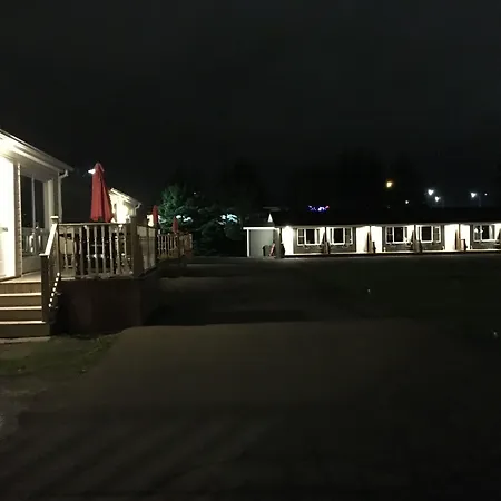 Royalty Maples Motel & Cottages-3