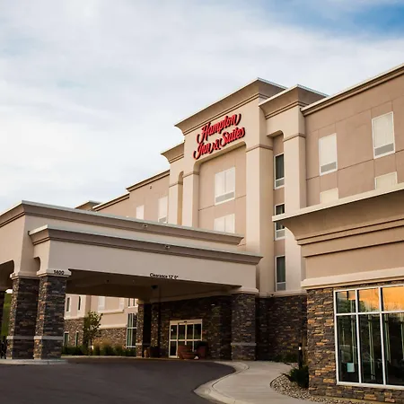 Hampton Inn & Suites Minot-2