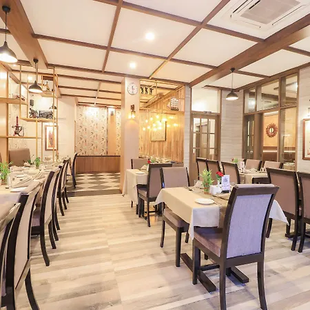 Oyo 7583 Hotel Suraj Palace 1-2