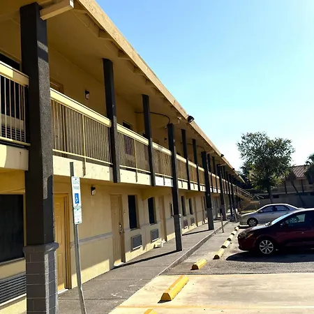Townhouse Garden Inn & Suites San Antonio I 35-3