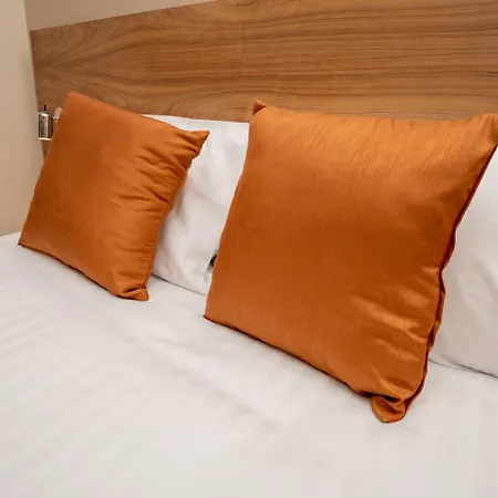 Eagle Hotel Luton Airport-2