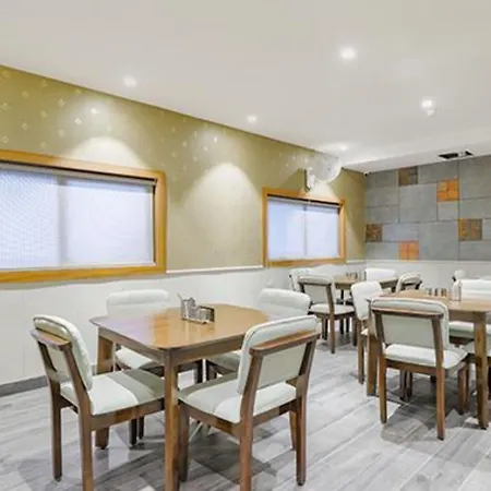 Fabhotel Meritus Inn-2