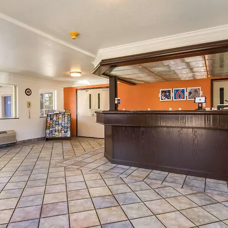 Motel 6 Portland Mall - 205-3