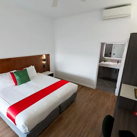 Ramada By Wyndham Cairns City Centre-3