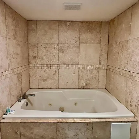 Rodeway Inn & Suites-2