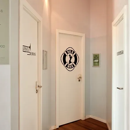 Gspot Hostels & Love Triangles Pizzeria-3